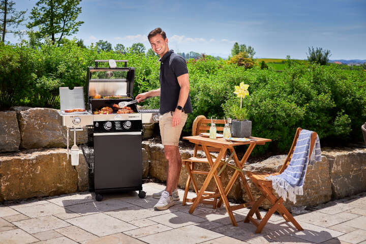 RÖSLE Gasgrill BBQ-Station „Videro G2-S Vario+“ inkl. Wetterschutzhaube und Grillplatte